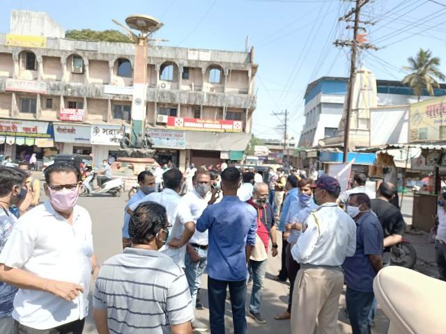 अत्यावश्यक सेवा वगळता जिल्ह्यात सर्व दुकानं बंद 