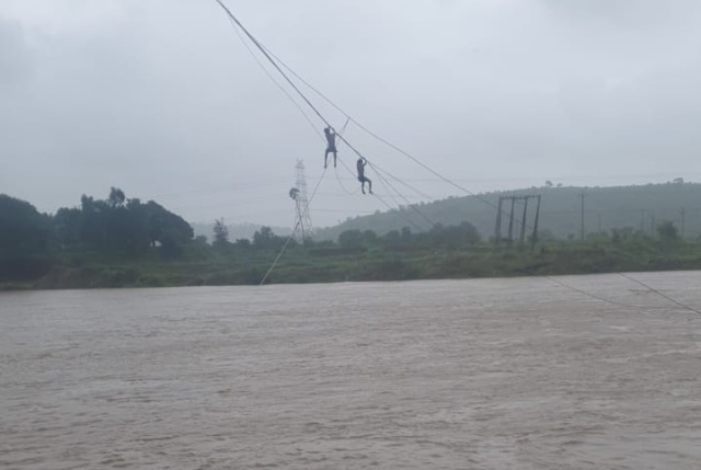 वीज तारांवर अडकलेल्या 2 लाईनमैनला NDRF नं रेस्क्यू करून काढलं बाहेर ; NDRF च्या मदतीनं ६५ तासांमध्ये पडलेले पोल आणि तुटलेल्या उच्चदाब वीज तारां बदली करण्यात यश