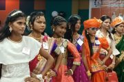 ग्रामीण भागातील विद्यार्थ्यांच्या कौशल्यांना वाव देण्यासाठी फॅशन शो चं आयोजन