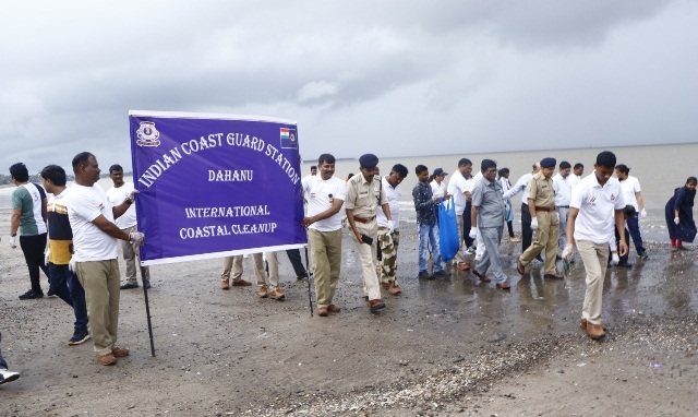 डहाणू, चिखले  समुद्रकिनारी कोसगार्डकडून आंतरराष्ट्रीय कोस्टल क्लीनअप ड्राइव