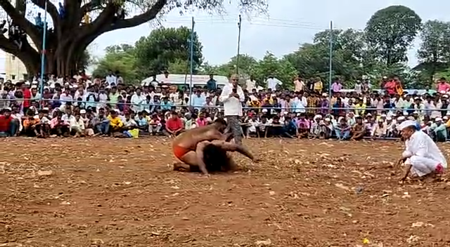 जव्हार मधल्या जुना राजवाडा इथं कुस्तीचे जंगी सामने