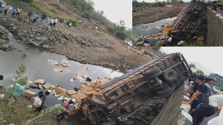 मुंबई – अहमदाबाद राष्ट्रीय महामार्गावर नदीत कोसळला टेम्पो   