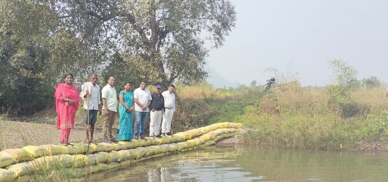 श्रमदानातून बांधला वनराई बंधारा