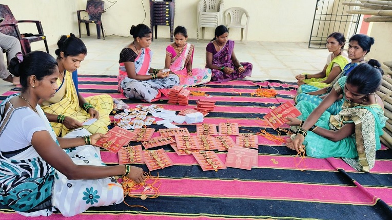 भारतीय सैनिकाच्या हातावर झळकणार पालघर जिल्ह्यातल्या पर्यावरणपूरक राख्या   