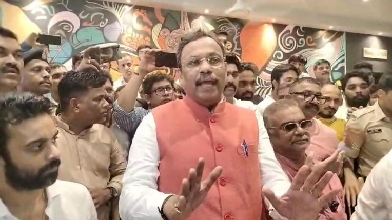 विनोद तावडे पैसे वाटत असल्याचा आरोप, कारवाईत 9 लाख 93 हजार रुपये जप्त