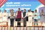 मुख्यमंत्री देवेंद्र फडणवीस यांनी पालघर जिल्ह्यातल्या दुर्वेस जि. प. शाळेत चिमुकल्यांचं केलं स्वागत
