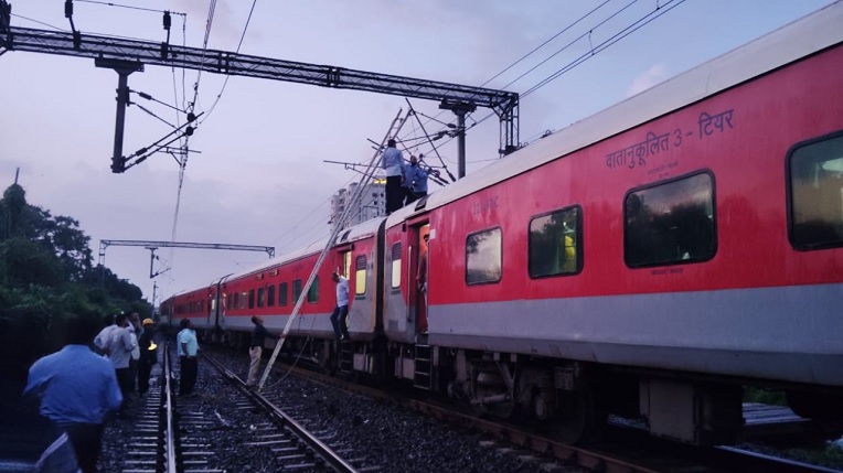 पश्चिम रेल्वेची वाहतूक सेवा विस्कळीत