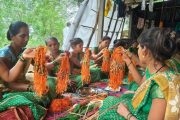 भारतीय नेव्ही आणि आर्मीच्या सैनिकाच्या हातावर झळकणार पालघर जिल्ह्यातल्या आदिवासी महिलांनी बनवलेल्या पर्यावरणपूरक बांबूच्या राख्या
