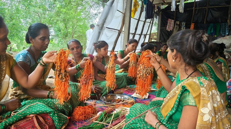 भारतीय नेव्ही आणि आर्मीच्या सैनिकाच्या हातावर झळकणार पालघर जिल्ह्यातल्या आदिवासी महिलांनी बनवलेल्या पर्यावरणपूरक बांबूच्या राख्या
