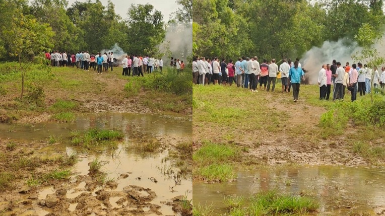 स्मशानभूमी आणि रस्त्याची वारंवार मागणी करून देखील प्रशासनाचं दुर्लक्ष