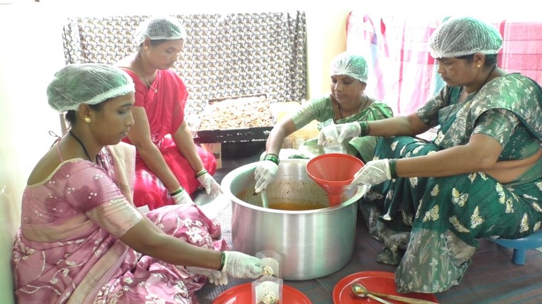 महिलांची कमाल, गावातून लाखोंपर्यंत