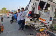 मुंबई-अहमदाबाद महामार्गावर मिनी ट्रॅव्हलरचा भीषण अपघात