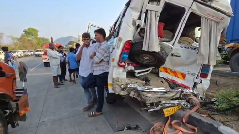 मुंबई-अहमदाबाद महामार्गावर मिनी ट्रॅव्हलरचा भीषण अपघात
